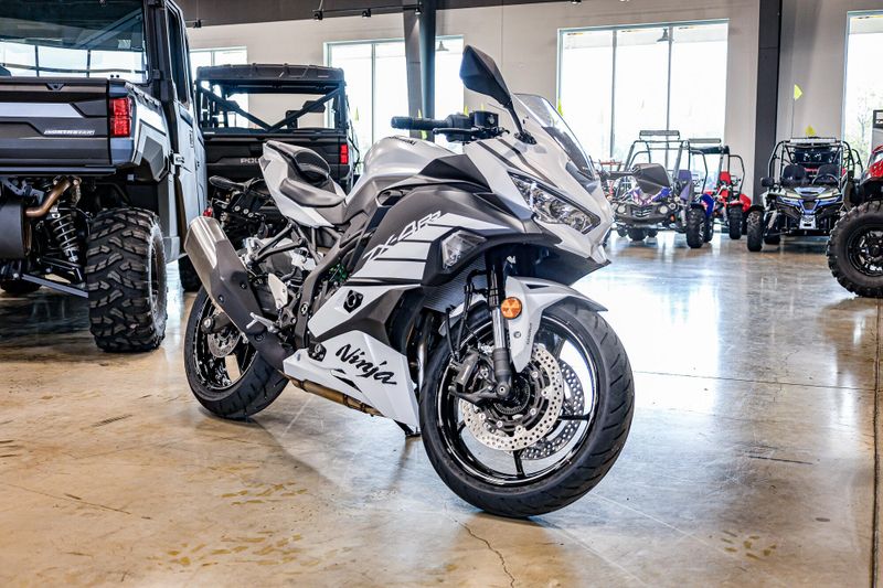 2025 Kawasaki NINJA ZX4RR ABS METALLIC MATTE WHITISH SILVER AND METALLIC FLAT SPARK BLACK Image 1