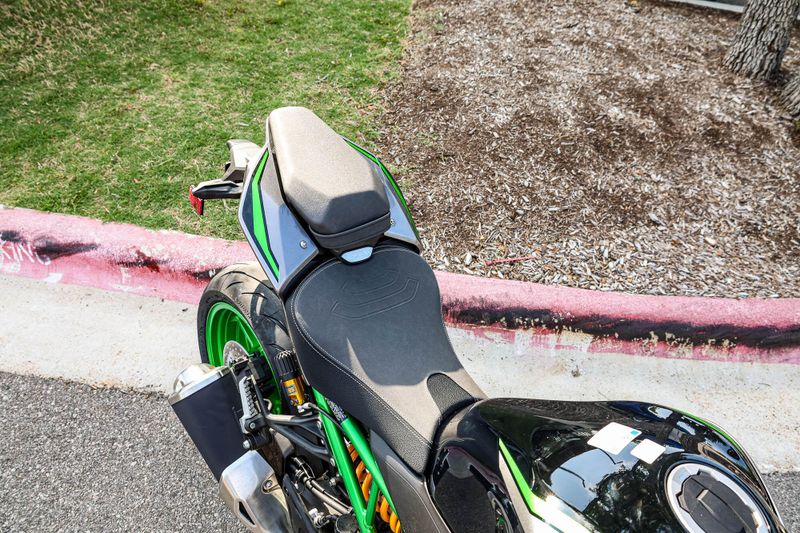 2025 Kawasaki Z900 SE ABS  METALLIC MATTE GRAPHITE GRAY AND EBONY AND METALLIC GRAPHITE GRAY Image 11