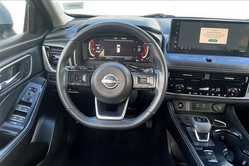 2024 Nissan Rogue Platinum photo 2