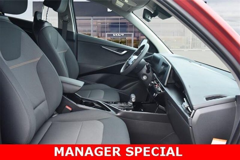New 2025 Kia Niro LXImage 12