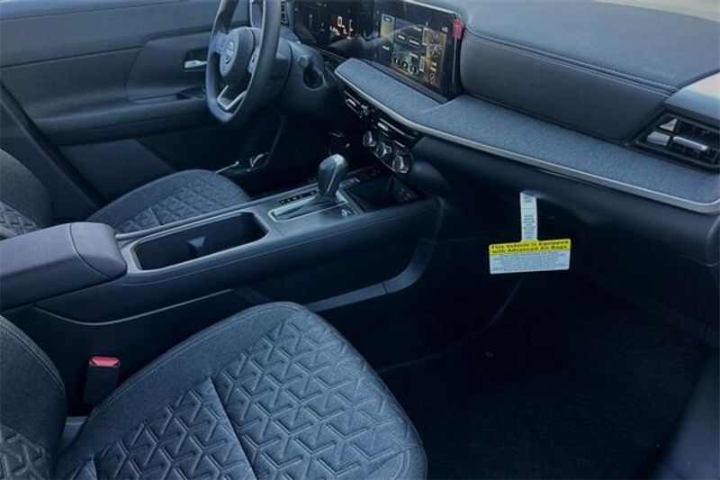Used 2025 Nissan Kicks SVImage 14