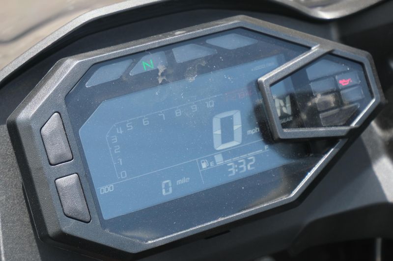2025 Kawasaki NINJA 500 ABS PASSION RED AND METALLIC FLAT SPARK BLACK AND METALLIC MATTE DARK GRAY Image 8