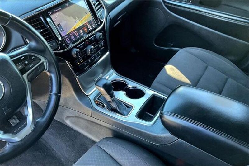 Used 2019 Jeep Grand Cherokee Laredo EImage 17