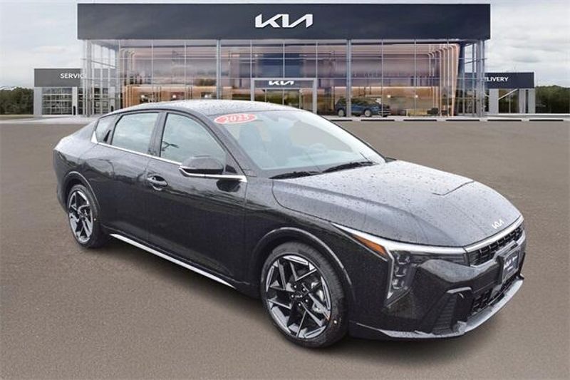 2025 Kia K4 GT-LineImage 1