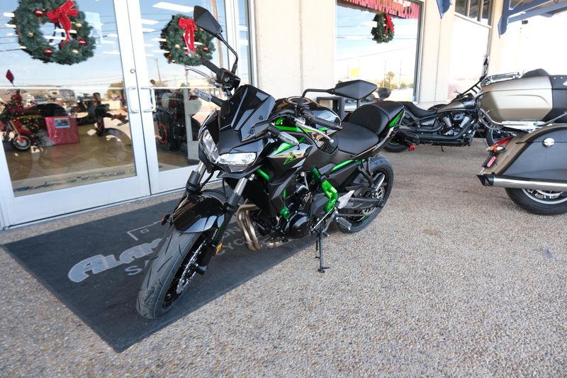 2025 Kawasaki Z650 ABS METALLIC SPARK BLACK AND GREENImage 2