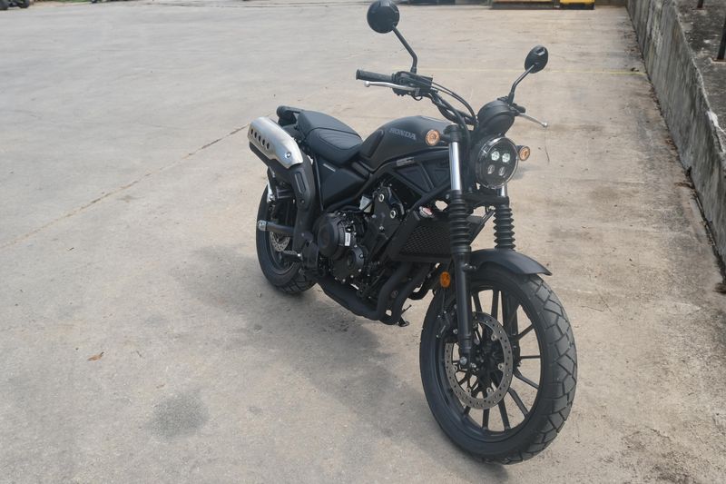 2025 Honda SCL 500 MATTE BLACK METALLIC Image 1