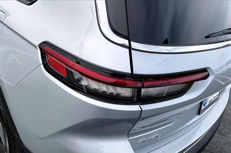 New 2025 Jeep Grand Cherokee L Limited 4x4Image 12
