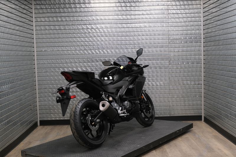 NEW 2026 YAMAHA YZFR3 ABS Image 3
