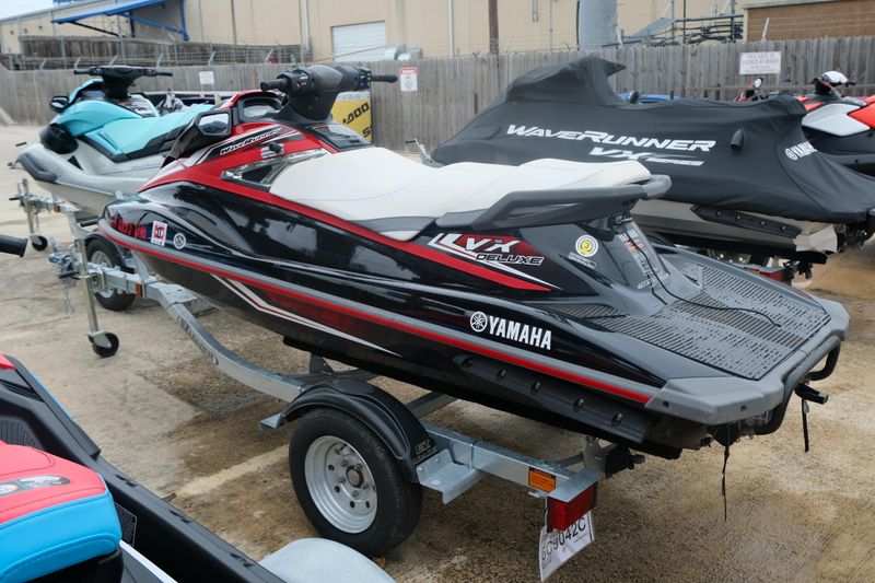 2016 Yamaha VX DELUXE BLACK AND RED Image 7