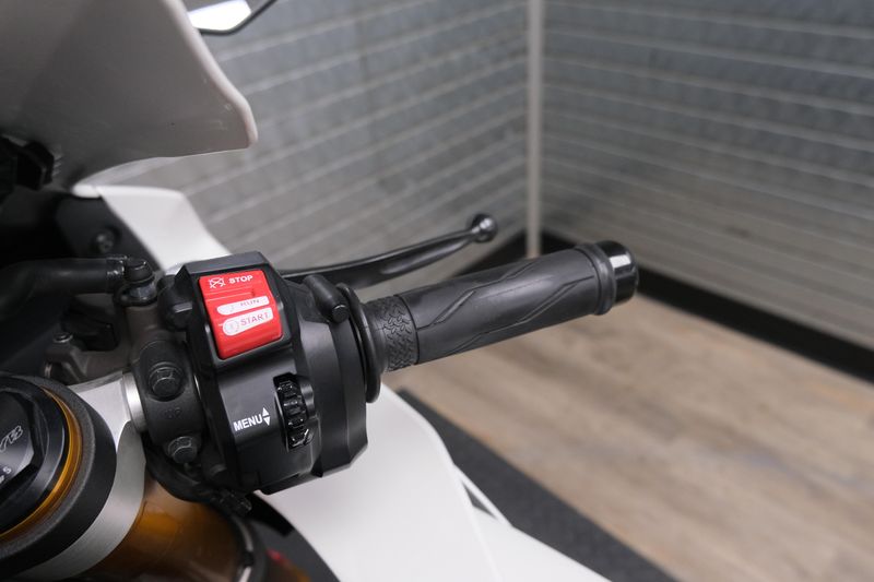 USED 2022 YAMAHA YZF-R1 Image 22