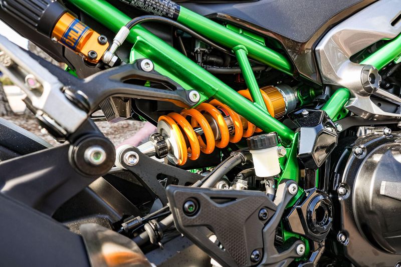 2025 Kawasaki Z900 SE ABS  METALLIC MATTE GRAPHITE GRAY AND EBONY AND METALLIC GRAPHITE GRAY Image 27