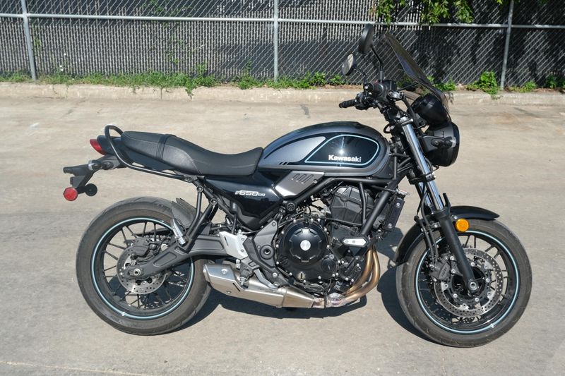 2023 Kawasaki Z650RS METALLIC MOONDUST GRAY AND EBONY Image 2