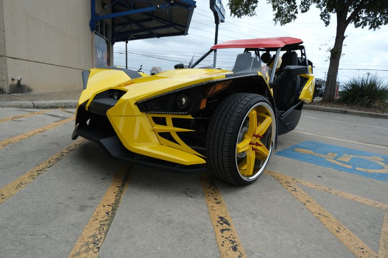 2019 Polaris SLINGSHOT SL ICON 49ST DAYTONA YELLOWImage 1