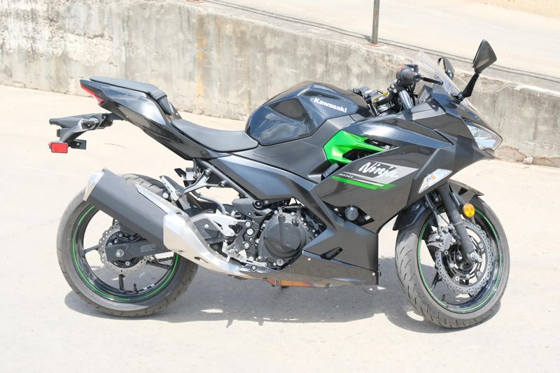 2023 Kawasaki NINJA 400 ABS METALLIC CARBON GRAY AND METALLIC MATTE CARBON GRAY Image 2