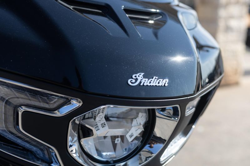 2025 Indian Motorcycle CHALLENGER LIMITED BLACK METALLIC Image 22