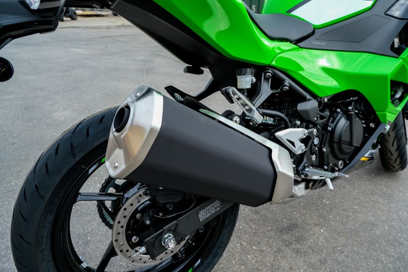 2025 Kawasaki NINJA 500 KRT EDITION LIME GREEN AND EBONY AND PEARL BLIZZARD WHITEImage 8