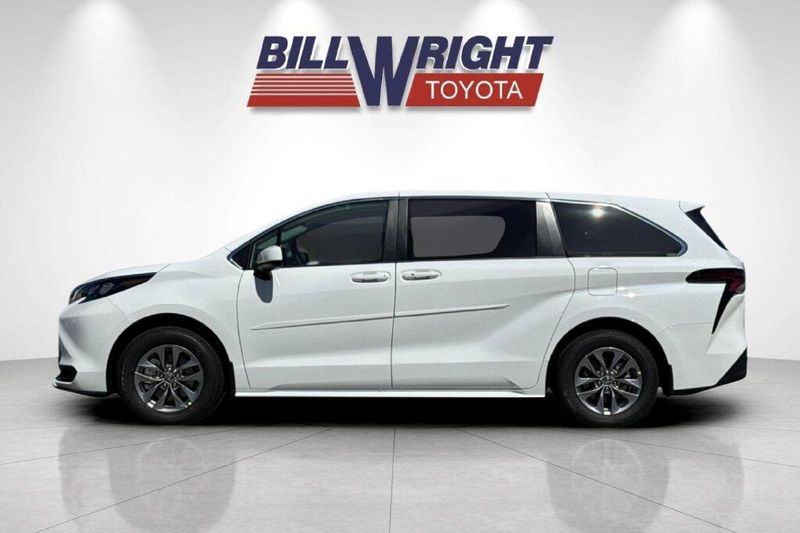 New 2026 Toyota Sienna LEImage 6