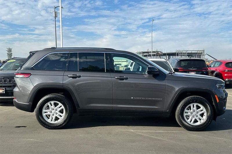 2023 Jeep Grand Cherokee Laredo photo 3