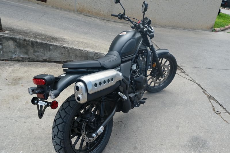 2025 Honda SCL 500 MATTE BLACK METALLIC Image 9