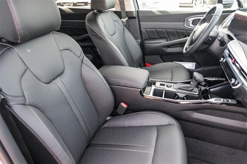 New 2025 Kia Sorento SXImage 10