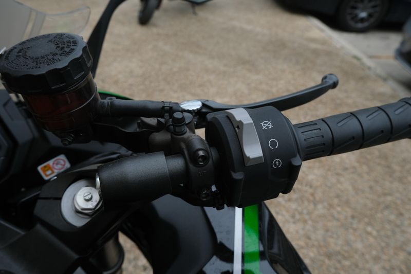 2023 Kawasaki NINJA 1000 SX EMERALD BLAZE GREEN AND METALLIC DIABLO BLACK AND METALLIC GRAPHITE GRAY Image 7