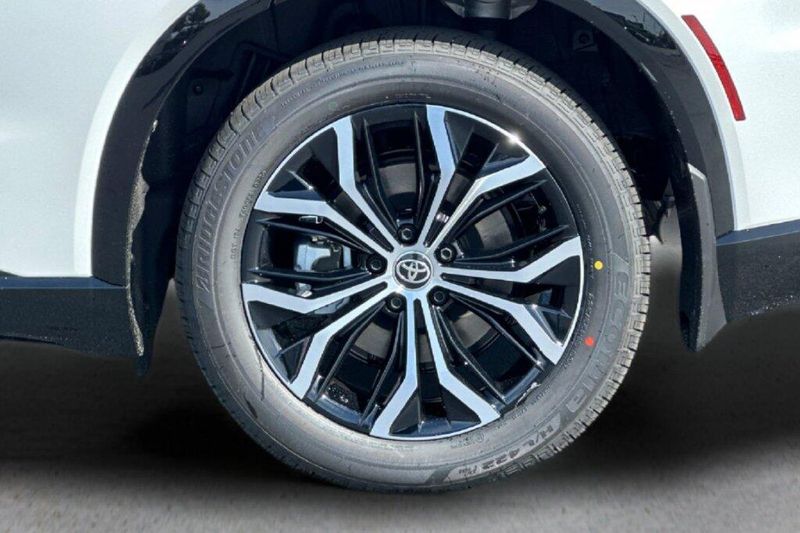 New 2026 Toyota Crown Signia XLEImage 31
