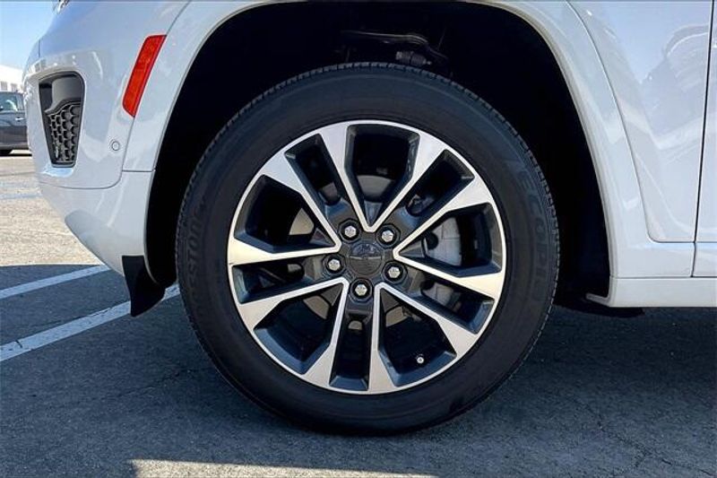 Used 2023 Jeep Grand Cherokee OverlandImage 8