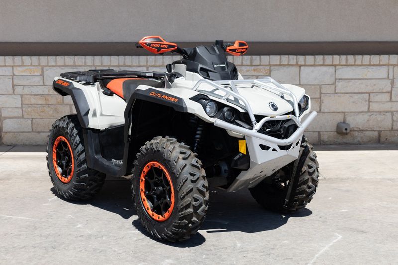 2022 CAN-AM ATV OUTL XXC 1000R GY 22 in a GRAY exterior color. Family PowerSports (877) 886-1997 familypowersports.com 