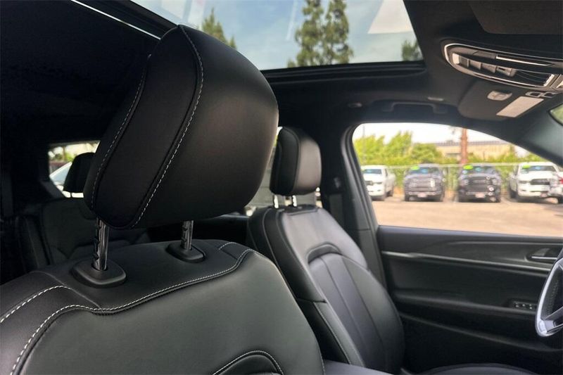 2025 Jeep Grand Cherokee Limited photo 13