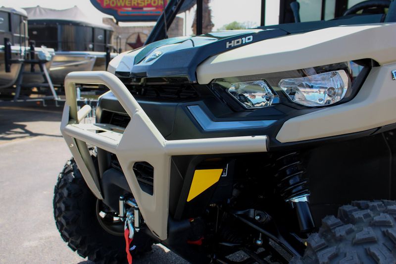 2025 Can-Am DEFENDER MAX LIMITED CAB HD10 DESERT TAN AND STEALTH BLACK Image 13