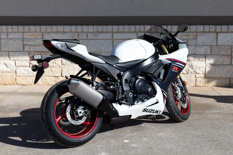 2025 Suzuki GSXR600 PEARL BRILLIANT WHITE AND METALLIC MATTE STELLAR BLUEImage 3