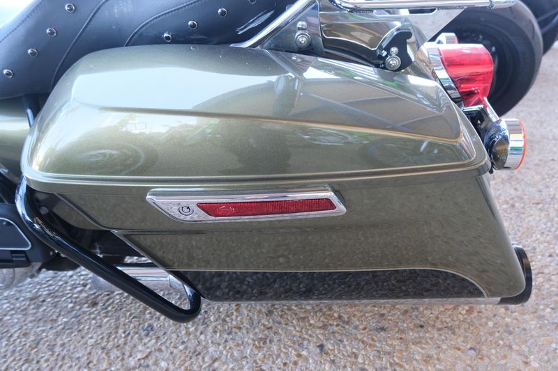 USED 2018 HARLEY ROAD KING Image 18