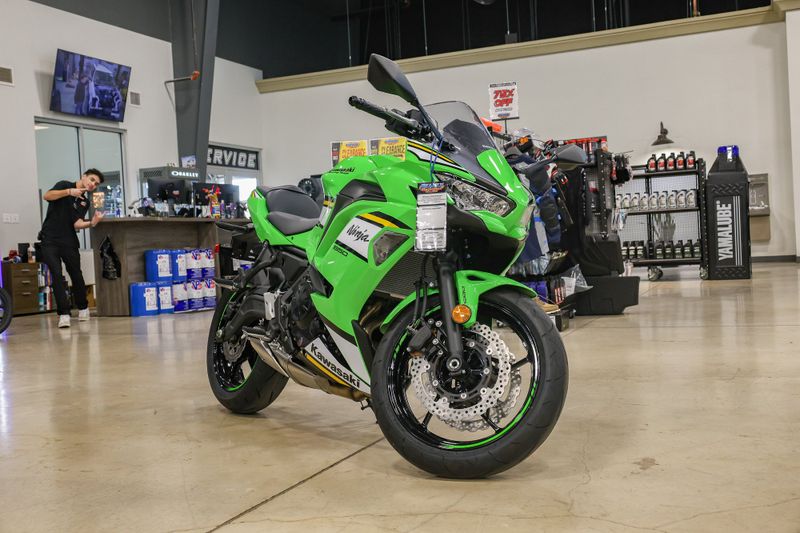 2025 Kawasaki NINJA 650 KRT EDITION ABS  LIME GREENEBONYPEARL BLIZZARD WHITEImage 18