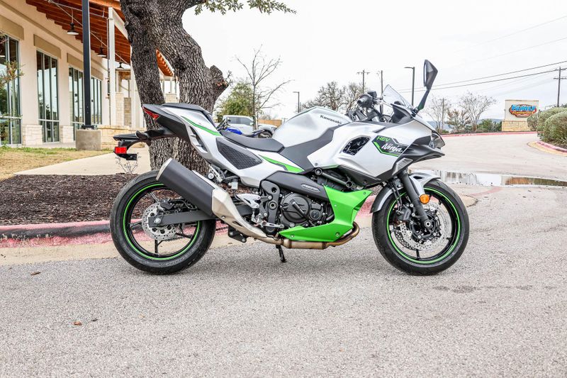 2024 Kawasaki NINJA 7 HYBRID ABS METALLIC BRIGHT SILVER AND METALLIC MATTE LIME GREEN AND EBONYImage 6