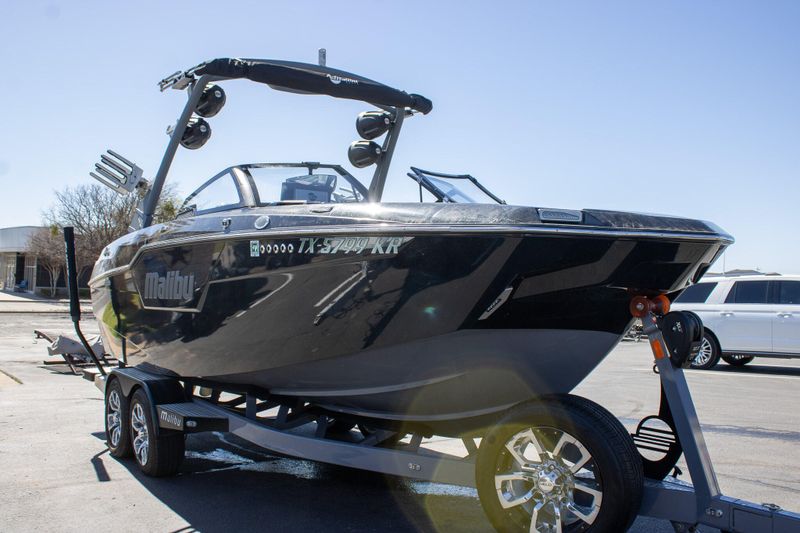 2023 MALIBU M220Image 3