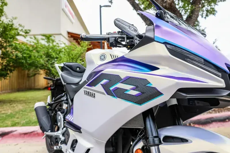 2025 Yamaha YZFR3 ABS LUNAR WHITE AND NEBULA BLUE Image 8