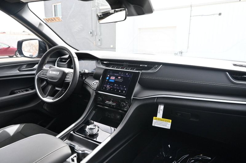 2025 Jeep Grand Cherokee Altitude XImage 14