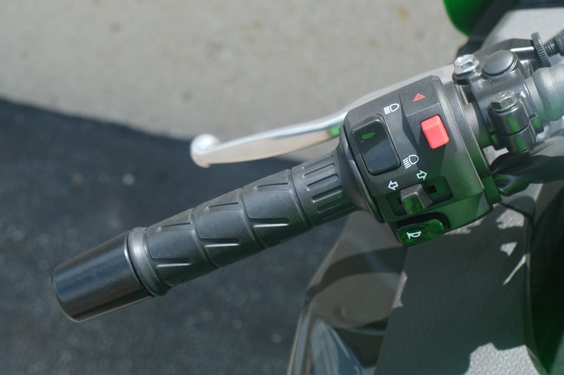 2025 Kawasaki NINJA 500 KRT EDITION LIME GREEN AND EBONY AND PEARL BLIZZARD WHITE Image 16