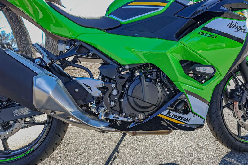 2025 Kawasaki NINJA 500 KRT EDITION SE ABS LIME GREEN AND EBONY AND PEARL BLIZZARD WHITEImage 9