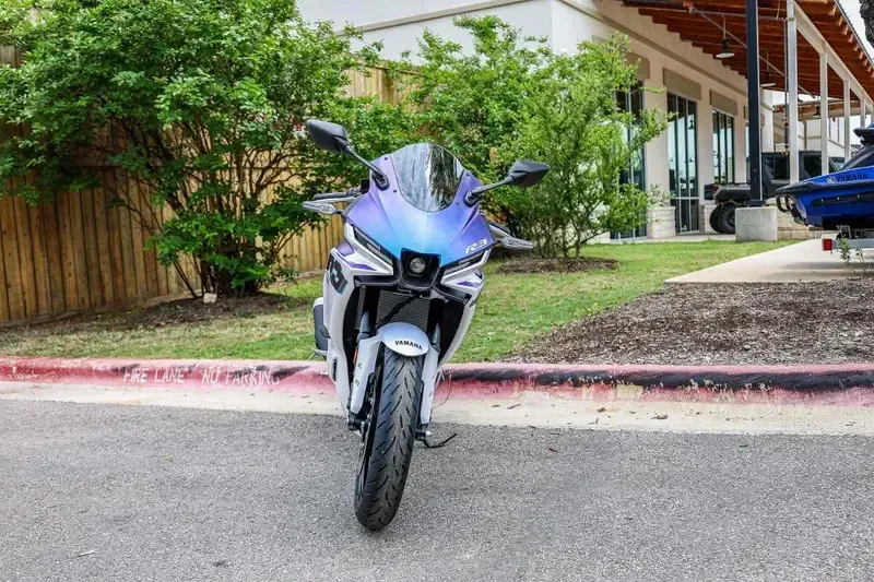 2025 Yamaha YZFR3 ABS LUNAR WHITE AND NEBULA BLUE Image 7