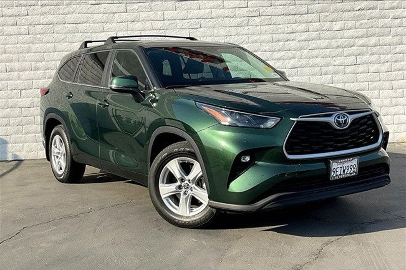 2023 Toyota Highlander LEImage 2