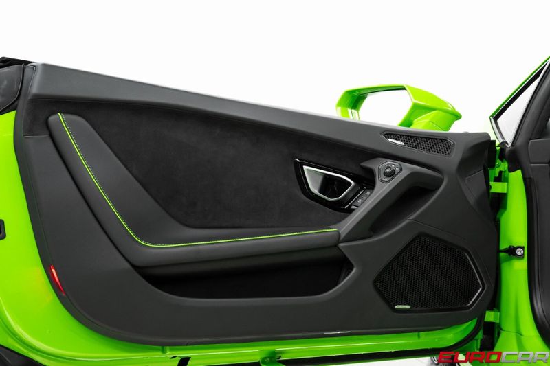 2023 Lamborghini Huracan EVO RWD *HIGH GLOSS BLACK STYLE PACKAGE* Image 22