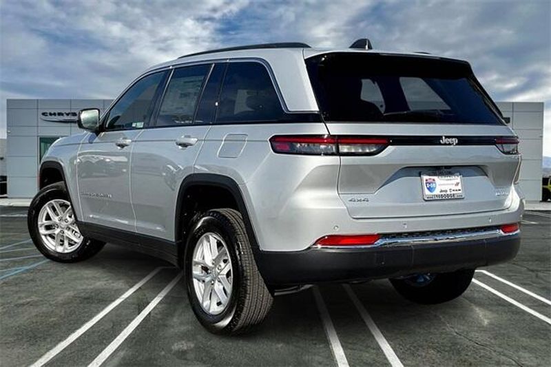 2025 Jeep Grand Cherokee Laredo X 4x4Image 2