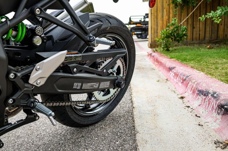 2025 Kawasaki NINJA ZX4RR ABS  METALLIC MATTE WHITISH SILVER AND METALLIC FLAT SPARK BLACK Image 24
