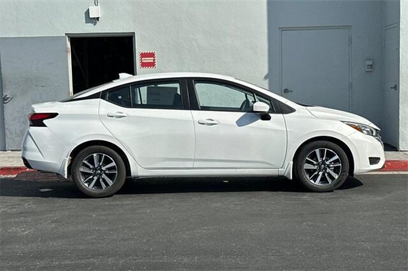 New 2025 Nissan Versa 1.6 SVImage 2