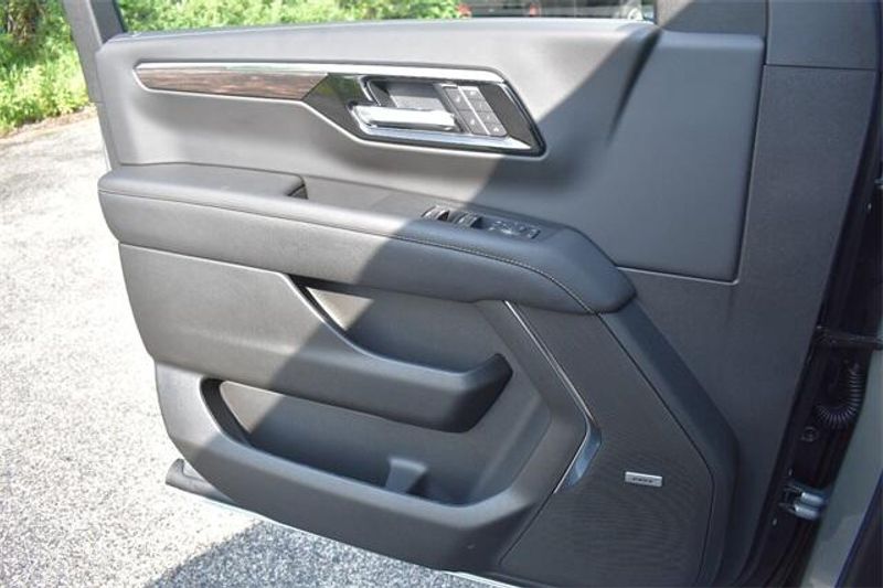 New 2025 Chevrolet Suburban PremierImage 38