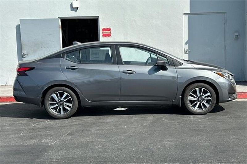 New 2025 Nissan Versa 1.6 SVImage 2