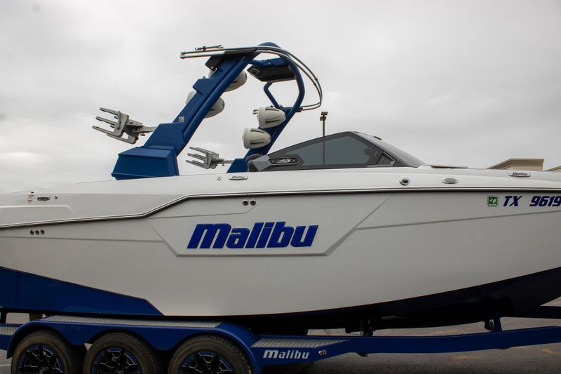 USED 2022 MALIBU M240 Image 2