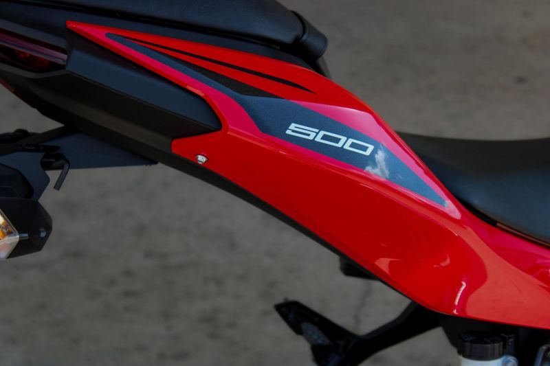 2025 Kawasaki NINJA 500 ABS PASSION RED AND METALLIC FLAT SPARK BLACK AND METALLIC MATTE DARK GRAY Image 8