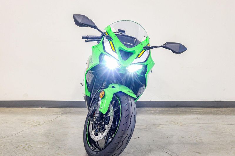 2025 Kawasaki NINJA ZX6R KRT EDITION ABS LIME GREEN AND EBONY AND PEARL BLIZZARD WHITEImage 5